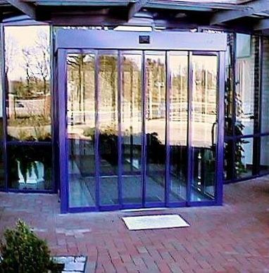 Teleskop-Schiebetüranlage feingerahmt auf Rahmenkonstruktion