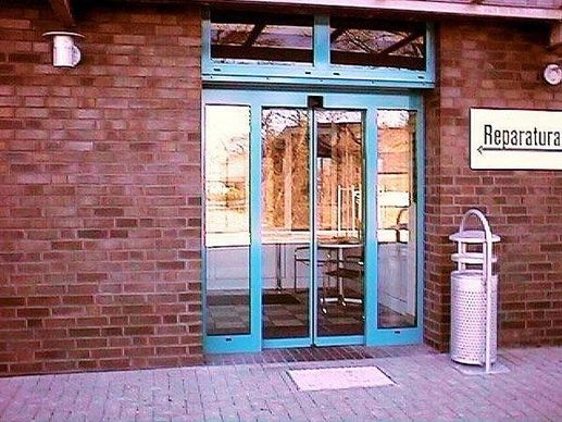 Rahmenanlage mit feingerahmten Türflügeln